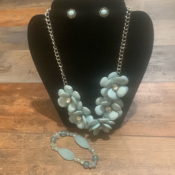 J Crew beautiful Blue Flower necklace with matching earrings & braclet - Picture 1 of 1